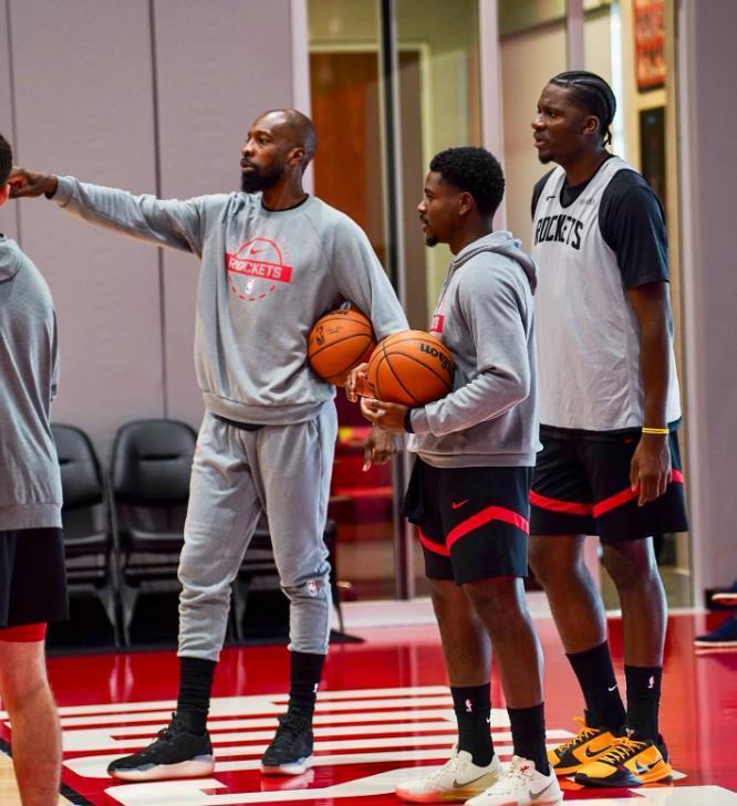 世界杯最新版本下载-戴维森签约！火箭15人豪阵上线，乌度卡可组3套阵容？过首轮稳了